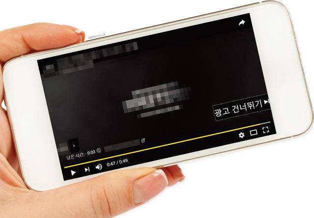 네이버 TV캐스트, 유튜브 등 동영상 플랫폼에서 동영상을 시청하기 전 5~15초 길이의 광고가 재생된다. [shutterstock]