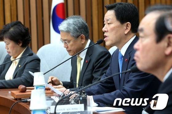 주승용 국민의당 원내대표가 5일 오전 서울 여의도 국회에서 열린 의원총회에서 모두발언 하고 있다. 2017.1.5/뉴스1 © News1 손형주 기자