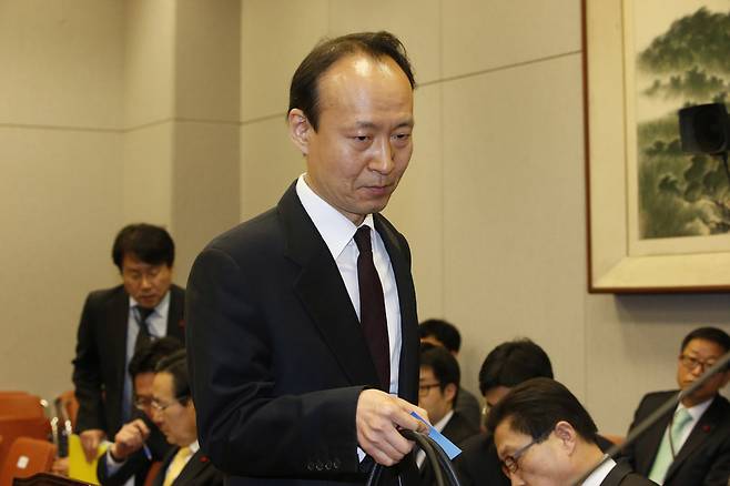 비선실세 국정개입 의혹과 관련해 국회 운영위원회 전체회의가 열린 2015년 10월9일 오후 이재만 대통령 비서실 총무비서관이 운영위가 속개될 회의장으로 돌아가고 있다. 이정아 기자 leej@hani.co.kr