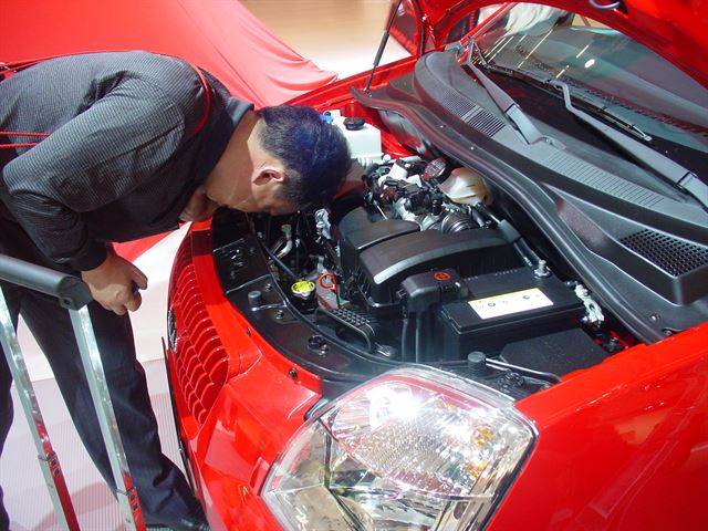 2005년 프랑크푸르트 모터쇼에서 누군가 1세대 모닝을 유심히 들여다보고 있다. 최민관 기자