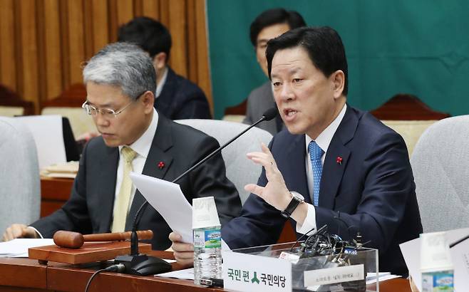 국민의당 주승용 원내대표가 5일 국회에서 열린 의원총회에서 '개헌' 관련 발언을 하고 있다. 주 원내대표는 "더불어민주당 문재인 전 대표는 개헌입장을 밝혀야 한다"고 발언했다. [이충우 기자]