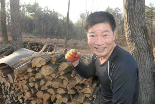 60에 가까운 나이임에도 군살 하나 없이 탄탄한 근육질 몸매를 가진 박종팔 씨가 4일 경기 남양주시 별내동 자택에서 멋진 인생 3라운드를 자신하며 파이팅을 외치고 있다. 김선규 기자 ufokim@