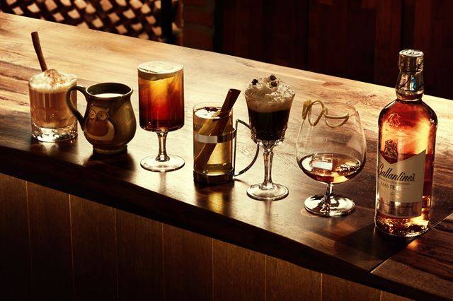 왼쪽부터 시나몬 스틱을 꽂은 톰 앤 제리, 버터를 녹여 마시는 핫 버터드 럼, 모과차처럼 향긋한 핫 토디, 차가운 크림과 뜨거운 커피가 어우러지는 아이리시 커피, 만드는 과정에서 바텐더의 손끝을 따라 나타나는 푸른 불줄기가 블레이저의 앞섶과 닮아 블루 블레이저라는 이름이 붙은 심플한 칵테일.