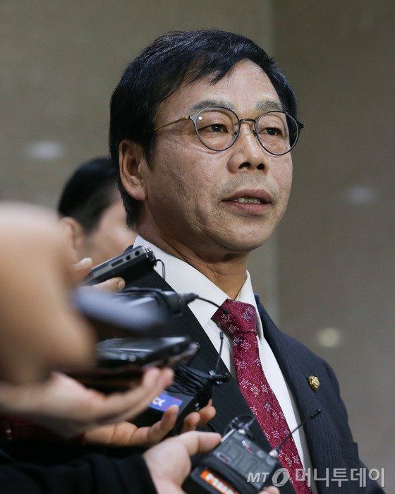 이완영 새누리당 의원이 23일 서울 여의도 국회 정론관에서 기자회견을 열어 이경재 변호사와의 술자리 사진과 관련해 해명한 뒤 취재진의 질의에 답하고 있다. 이 의원은 박근혜정부의 비선실세인 최순실씨의 변호인 이경재 변호사와 술자리를 한 것으로 밝혀진 데 대해 "정상적인 지역 활동"이라고 반박했다. /사진=뉴스1  <저작권자 &copy; 뉴스1코리아, 무단전재 및 재배포 금지>