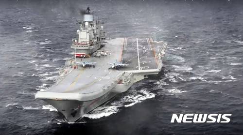 【AP/뉴시스】러시아는 6일 시리아 파견군의 철수를 시작한다고 발표했다. 사진은 4일 러시아 국방부 웹사이트에 올려진 항공모함 쿠츠네초프 제독 호가 동부 지중해에 머물러 시리아 공습을 돕고 있는 모습이다. 2017. 1. 6.