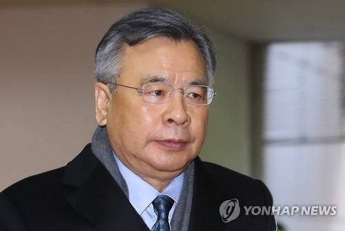 '박근혜-최순실' 게이트를 수사하고 있는 박영수 특별검사가 6일 오전 서울 대치동 특검 사무실로 출근하고 있다.[연합뉴스 자료사진]
