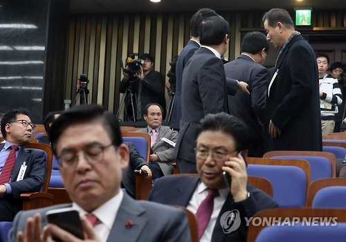 떠나는 전국상임위원들      (서울=연합뉴스) 신준희 기자 = 6일 오후 서울 여의도 국회에서 열린 새누리당 상임전국위원회.       예정됐던 비대위원 구성 안건 처리 등이 정족 수 미달로 지연되자 참석했던 상임위원들이 회의장을 나서고 있다. 왼쪽 아래는 정우택 원내대표.      hama@yna.co.kr
