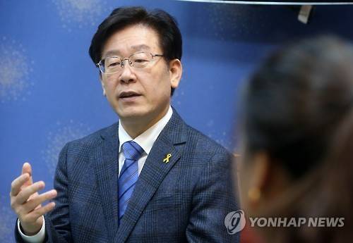 기자간담회 하는 이재명 시장      (춘천=연합뉴스) 박영서 기자 = 이재명 성남시장이 6일 오후 강원 춘천시 강원대학교 백령아트센터에서 춘천사회적경제네트워크 초청으로 강연하기에 앞서 기자간담회를 하고 있다. 2017.1.6      conanys@yna.co.kr