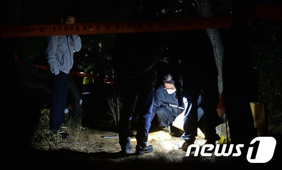 7일 새해 첫 촛불집회가 열린 서울 광화문광장 인근 열린시민공원에서 50대로 추정되는 한 남성이 분신 시도 후 병원으로 후송된 가운데 경찰이 현장감식을 하고 있다. 2017.1.7/뉴스1 © News1 오대일 기자