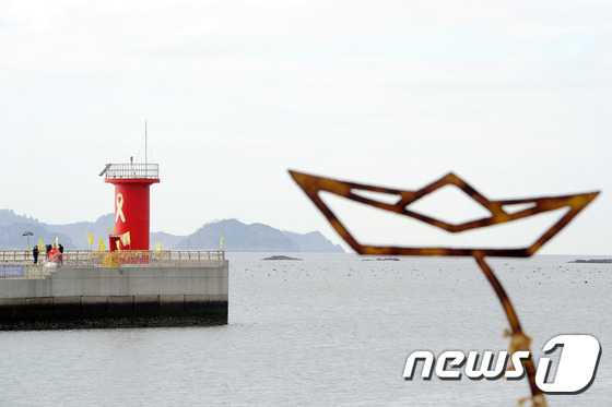 세월호 참사 1000일을 8일 오후 전남 진도군 임회면 팽목항 희생자들을 추모하는 조형물이 설치돼 있다. 2017.1.8/뉴스1 © News1 황희규 기자