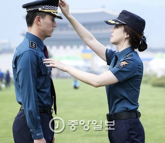 경찰 창설 70주년을 맞아 2016년 6월에 바뀐 경찰 제복. [중앙포토]