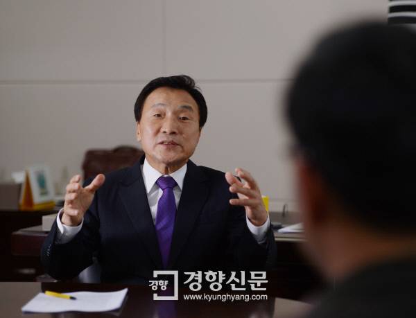 손학규 전 새정치민주연합 상임고문이 8일 서울 마포 사무실에서 경향신문과 신년 인터뷰를 하고 있다. /강윤중 기자