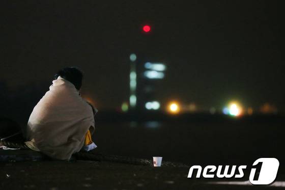 2014년 4월16일 세월호 참사가 발생한 이튿날 전남 진도군 임회면 팽목항에서 한 실종자 가족이 구조소식을 기다리고 있다./사진=뉴스1