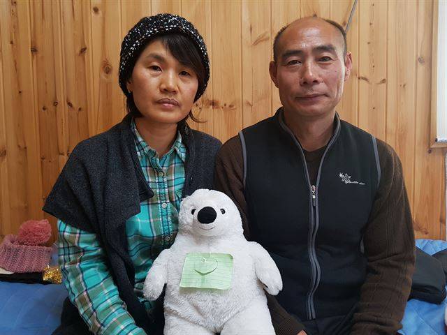 세월호 참사 실종자인 경기 안산 단원고 허다윤양 부모인 허흥환(오른쪽)씨와 박은미씨가 전남 진도 팽목항의 컨테이너 안에서  '허다윤' 이라는 이름이 적힌 곰인형을 들고 있다. 인형은 지난달 31일 10차 촛불집회에 참석했던 허씨 부부에게 시민들이 선물한 것이다. 김정현 기자