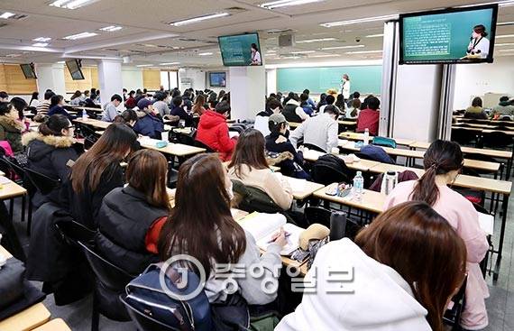 지난 2일 서울 노량진에 있는 한 공무원시험 준비학원(공시학원) 강의실에 수강생이 몰려 빈자리를 거의 찾아볼 수 없다. 수강생 중에는 지난해 11월 대입 수능을 치른 고3 학생도 적지 않다. 이들은 대부분 재수를 해서 대학에 진학하느니 공무원시험에 합격해 일찌감치 취업 걱정을 덜겠다는 생각이다. [사진 우상조 기자]