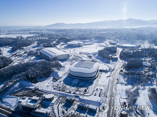 강릉 올림픽 파크…환상 설경  동해안 지역에 폭설이 내린 2016년 12월 28일 강릉 2018년 동계 올림픽 경기장이 들어선 올림픽 파크 설경이 한 폭의 그림이다. [강릉시 제공=연합뉴스]