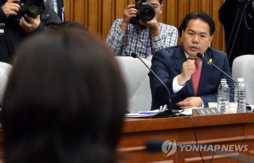 이용주 "블랙리스트 있는 것 맞습니까?"      (서울=연합뉴스) 배재만 기자 = 국민의당 이용주 의원이 9일 오후 국회에서 열린 박근혜 정부의 최순실 등 민간인에 의한 국정농단 의혹사건 진상규명을 위한 국정조사 7차 청문회에서 조윤선 문화체육관광부 장관을 상대로 "블랙리스트 있는 것 맞습니까?'란 질문을 계속하고 있다. 결국 조 장관은 "예술인들 지원을 배제하는 그런 명단은 있었던 것으로 판단이 되고 있습니다."라고 답했다.  scoop@yna.co.kr