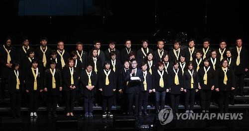 (안산=연합뉴스) 홍기원 기자 = 9일 오후 경기도 안산시 단원구 안산문화예술의전당에서 열린 '세월호 참사 1천일 추모음악회'에서 전명선 4.16 가족협의회 운영위원장이 인사말을 하고 있다.