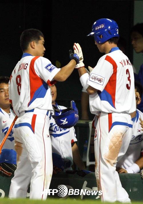 한 때 국가대표 및 최고 2루수를 사이에 둔 경쟁자였지만 정근우와 고영민의 행보는 베이징 올림픽 이후 극명히 엇갈렸다. ⓒAFPBBNews = News1