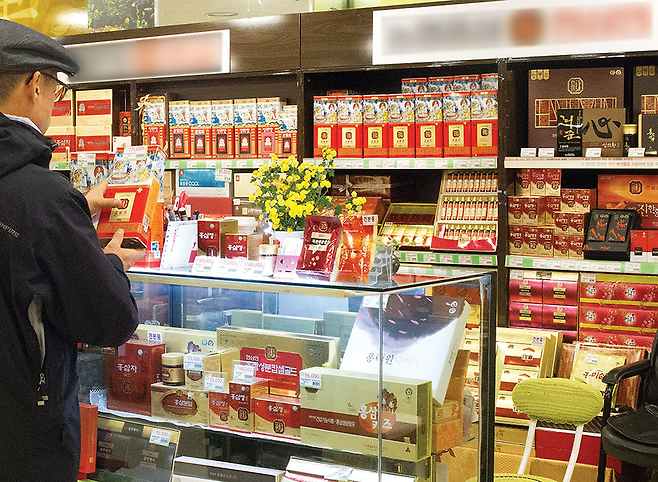 서울의 한 건강기능식품 판매점에서 수많은 홍삼 제품이 소비자의 손길을 기다리고 있다. © 시사저널 이종현
