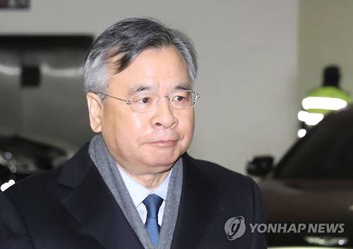 출근하는 박영수 특별검사      (서울=연합뉴스) 이정훈 기자 = 최순실 국정농단 특별검사팀의 박영수 특별검사가 10일 오전 서울 강남구 대치동 특검 사무실로 출근하고 있다.       uwg806@yna.co.kr