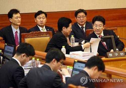 재판준비하는 탄핵소추위원단      (서울=연합뉴스) 최재구 기자 = 10일 오전 서울 종로구 헌법재판소 대심판정에서 박근혜 대통령 탄핵심판 3차 공개 변론이 열린 가운데 권성동 국회 탄핵소추위원장(오른쪽) 등이 대화 하고 있다.   jjaeck9@yna.co.kr