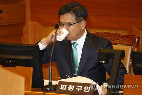 물 마시는 이중환 변호사      (서울=연합뉴스) 최재구 기자 = 박근혜 탄핵심판 3차 변론기일인 10일 오전 서울 종로구 재동 헌법재판소에서 열린 재판에서 박근혜 대통령 측 법률대리인 이중환 변호사가 물을 마시고 있다.   jjaeck9@yna.co.kr