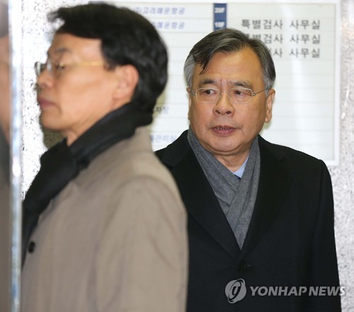 사무실 향하는 박영수 특별검사       (서울=연합뉴스) 서명곤 기자 = 박근혜 대통령의 비위 의혹과 최순실 게이트를 수사 중인 박영수 특별검사가 10일 오후 서울 강남구 대치동 특검 사무실로 들어서고 있다.        seephoto@yna.co.kr