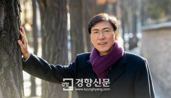 안희정 충남지사가 11일 서울 중구 정동길에서 경향신문과의 신년 인터뷰에 앞서 포즈를 취하고 있다. 이석우 기자 foto0307@kyunghyang.com