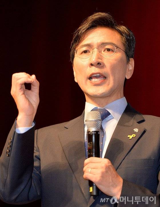 안희정 충남도지사가 10일 대전 유성구 대전컨벤션센터에서 열린 '안희정과 훈밥(훈훈한 밥상)토크콘서트'에서 시민들과 얘기를 나누고 있다. 2017.1.10/뉴스1  <저작권자 © 뉴스1코리아, 무단전재 및 재배포 금지>