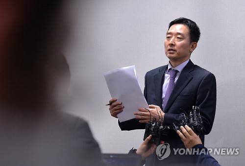 반기문 대변인 브리핑      (서울=연합뉴스) 임헌정 기자 = 반기문 전 유엔 사무총장 의 귀국을 하루 앞둔 11일 오전 반 전 총장의 사무실이 마련된 서울 마포구 트라팰리스에서 이도운 대변인이 브리핑을 하고 있다.     kane@yna.co.kr