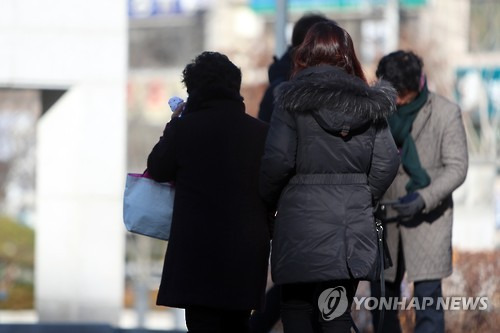 (광주=연합뉴스) 정회성 기자 = 16년간 장기 미제 사건이었던 '나주 드들강 여고생 살인' 1심 선고 공판이 열린 11일 오전 피해자 유족이 광주 동구 지산동 광주지방법원을 나서고 있다. 재판부는 이날 강간 등 살인 혐의로 기소된 김모(40)씨에게 무기징역을 선고했다. 2017.1.11  hs@yna.co.kr  (끝)