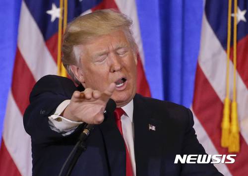 【뉴욕=AP/뉴시스】도널드 트럼프 미국 대통령 당선인이 11일(현지시간) 뉴욕 트럼프 타워에서 대선 승리 이후 첫 기자회견 열어 열변을 토하던 중 눈을 감고 있다.  2017.01.12