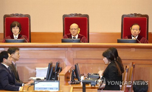 박한철 헌재소장, 참석자들 출석 확인        (서울=연합뉴스) 김주성 기자 = 박한철 헌법재판소장이 12일 오전 서울 종로구 헌법재판소 대심판정에서 열린 탄핵심판 사건 4차 변론에서 참석자들의 출석을 확인하고 있다. 2017.1.12      utzza@yna.co.kr