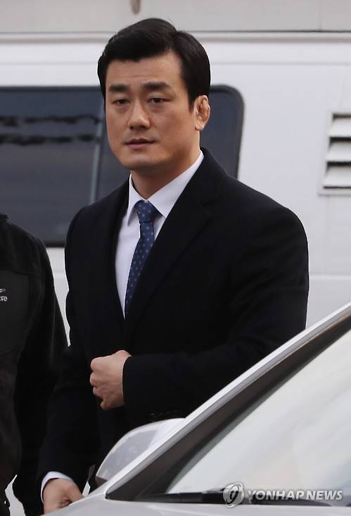 대심판정으로 향하는 이영선 청와대 행정관    (서울=연합뉴스) 김주성 기자 = 세월호 참사 당일 청와대 관저에서 박 대통령을 보좌한 것으로 알려진 이영선 청와대 행정관이 12일 오전 서울 종로구 헌법재판소에서 열린 탄핵심판 사건 4차 변론에 증인으로 출석하기 위해 대심판정으로 향하고 있다. 2017.1.12  utzza@yna.co.kr  (끝)