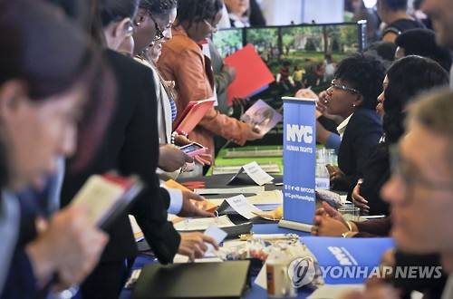 지난해 미국 뉴욕시에서 열린 구인구직박람회 모습 [AP=연합뉴스 자료사진]