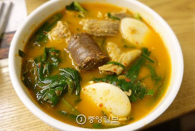 끓여서 그릇에 나눠 담은 ‘순대전골’.