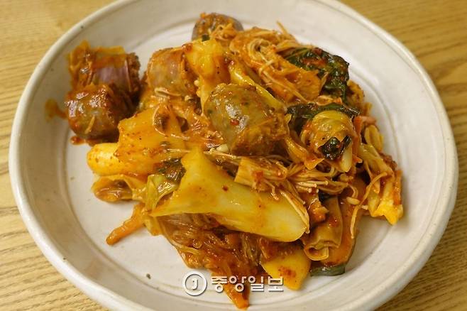 그릇에 옮겨 담은 순대볶음.