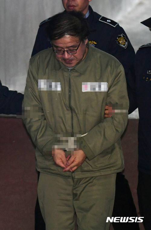 【서울=뉴시스】홍효식 기자 = 안종범 전 청와대 정책조정수석이 13일 오후 서울 서초구 서울중앙지법에서 열린 3차 공판에 출석하기 위해 호송차량에서 내리고 있다. 2017.01.13.   yesphoto@newsis.com