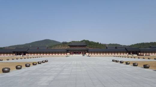 사비성 입구에 있는 천정전. 이 곳에서 백제 왕실의 즉위 의례, 신년 행사, 국가 의식 등을 행하였다.