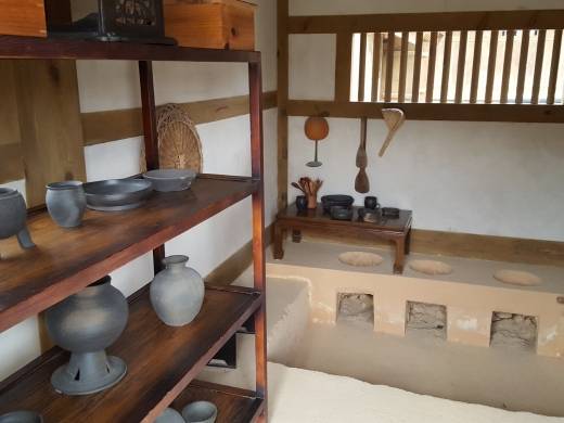 사비성 내의 생활문화시설에는 백제 당시의 생활주거공간이 재현되어 관람객들이 체험할 수도 있다.