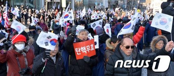 14일 오후 서울 종로구 대학로에서 열린 ‘탄핵 반대’ 맞불집회에서 '박사모' 등 보수단체 회원들이 박근혜 대통령의 탄핵 기각을 촉구하고 있다. 2017.1.14/뉴스1 © News1 박지혜 기자