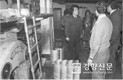 87년1월31일, 경찰이 2·7 고 박종철 추모대회를 앞두고 관련 전단을 발행하는 인쇄소를 수색하는 모습 | 경향신문 자료사진