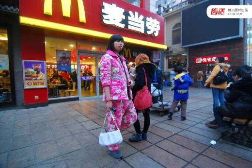 장쑤성 난징 후난루(湖南路) 상점가에서 잠옷 차림에 핸드백을 들고 쇼핑하는 한 여성. (사진=동방IC)