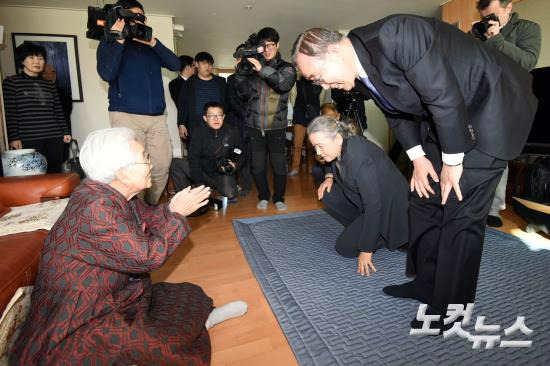 반기문 전 유엔 사무총장이 14일 오후 충주시 사직로 호수마을 아파트에서 모친 신현순 여사에게 큰절을 올리고 있다. (사진=윤창원 기자)