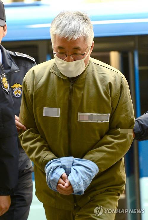 김종덕 전 문화체육관광부 장관이 2017년 1월 15일 오후 특검 조사를 받기 위해 서울 강남구 대치동 특검사무실에 소환되고 있다. [연합뉴스 자료사진]