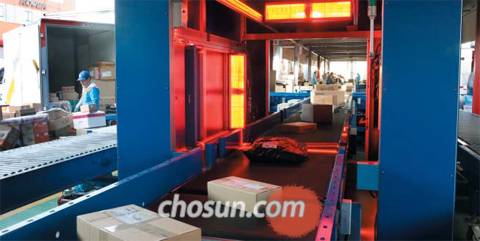 지난 6일 인천 계양구 서운동 CJ대한통운 강서센터에서 택배 상자들이 자동 분류기의 대형 스캐너(바코드 인식기)를 통과하고 있다. CJ대한통운은 지난해 11월 물건을 담당 택배기사별로 자동 분류해주는 시스템을 업계 최초로 도입했다. /김연정 객원기자