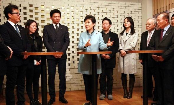 박근혜 대통령이 2015년 1월28일 오후 서울 시내 한 영화관에서 문화가 있는 날 여섯번째 행사로 영화 ‘국제시장’ 관람에 앞서 감독 윤제균, 배우 황정민, 김윤진, 오달수 등과 만나 대화하고 있다. 청와대사진기자단