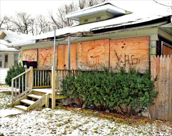 미국 미시간주 플린트시는 자동차산업 경기가 호전되면서 재기에 나섰지만 곳곳에 매매되지 않아 흉물스러운 빈집이 수두룩하다. 박수진 특파원