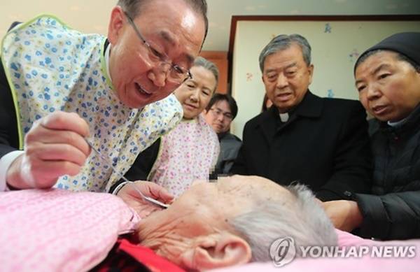 반기문 턱받이 / 사진=연합뉴스